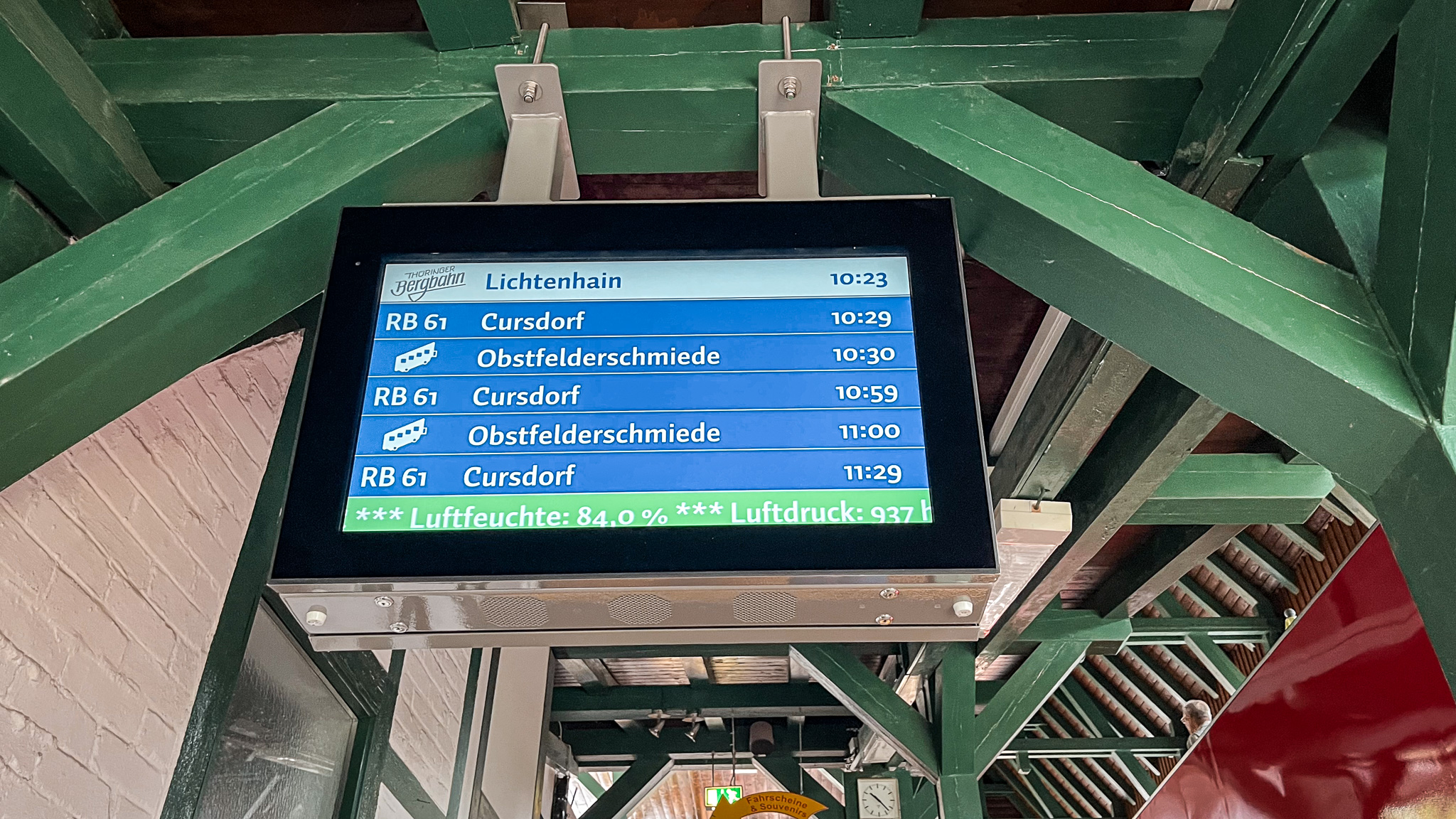 Anzeigetafel des Bahnhofs Lichtenhain an der Bergbahn