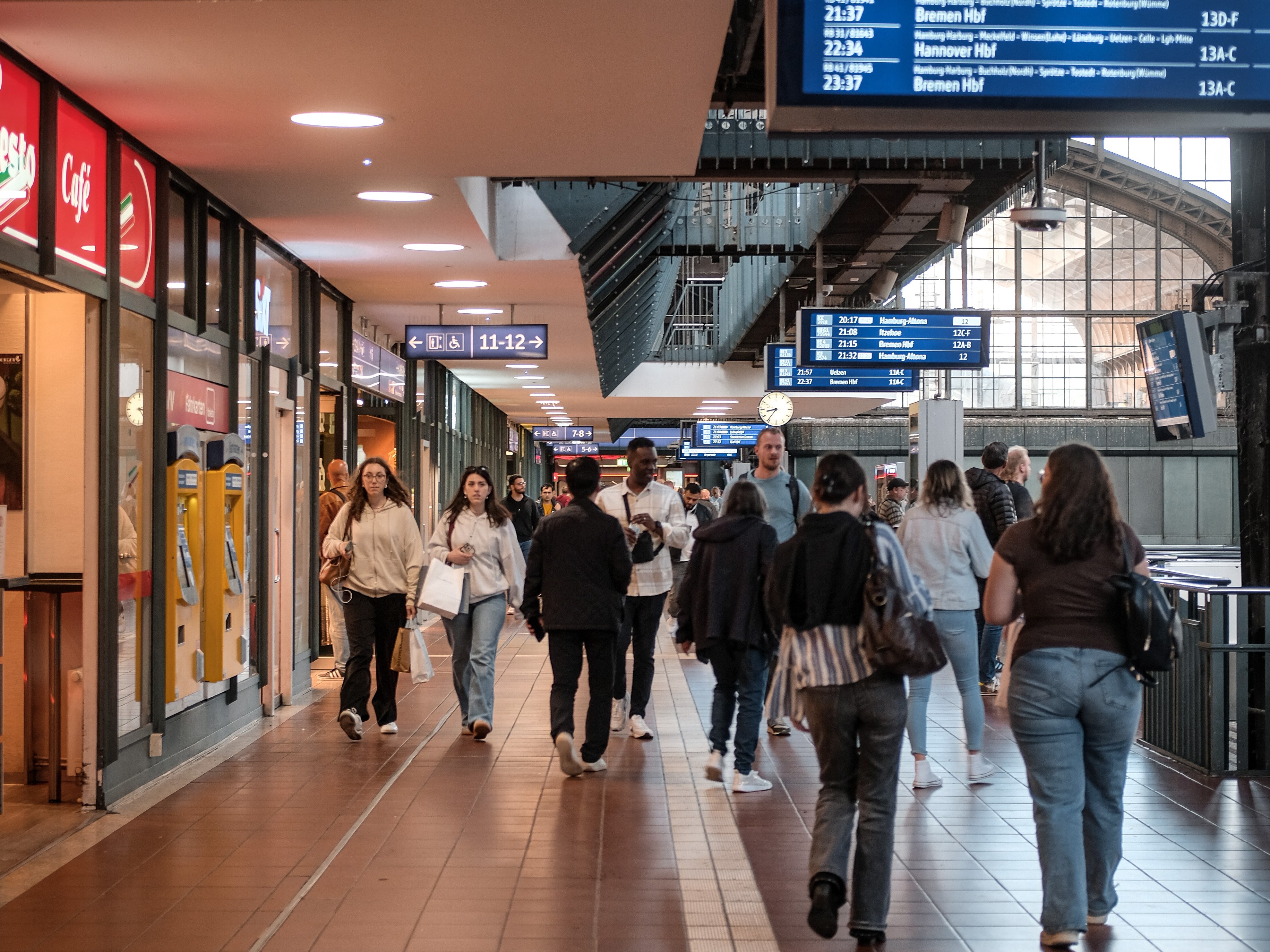 Bahnhofhalle mit digitalen Anzeigen
