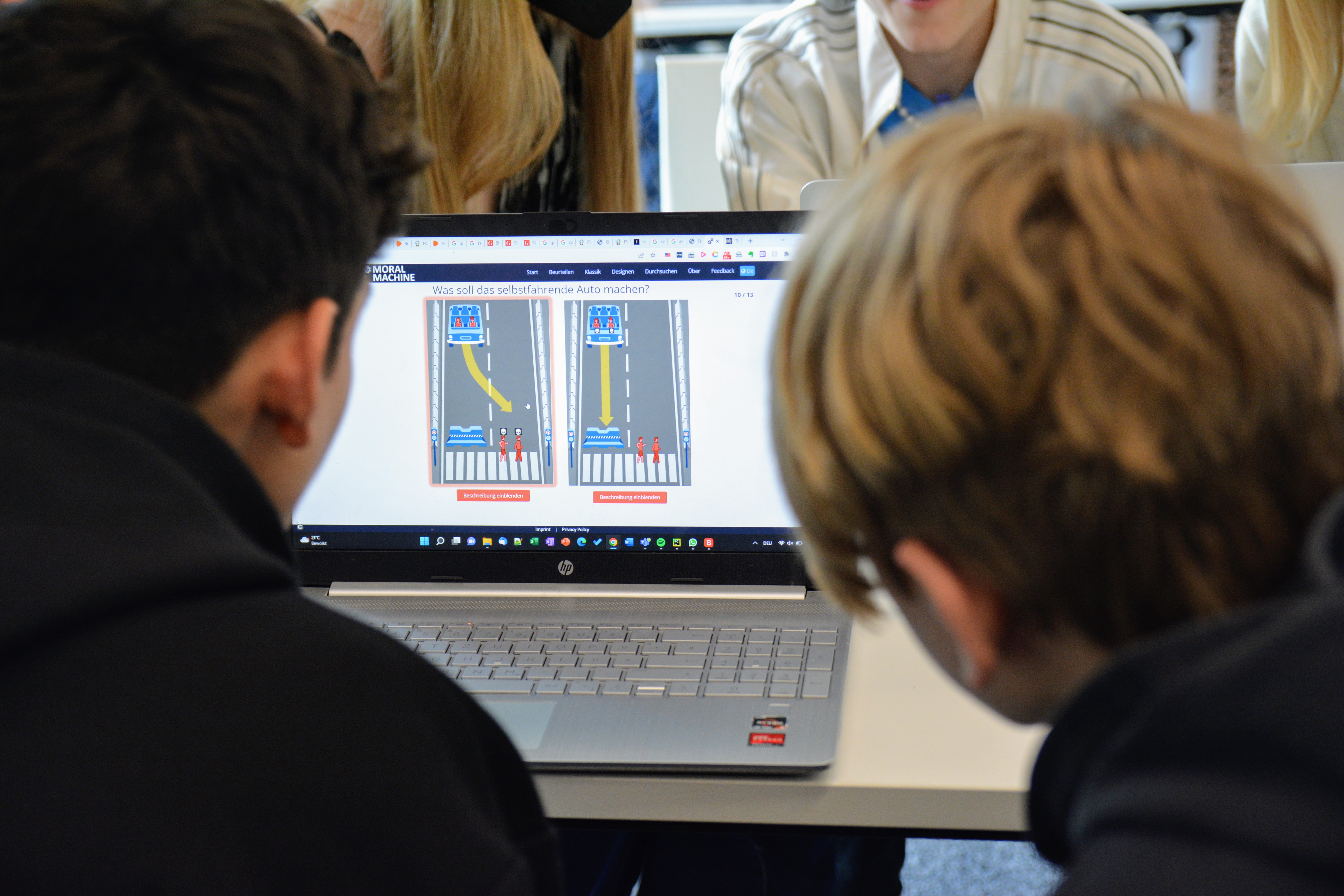 Schulkinder, die mit KI experimentieren
