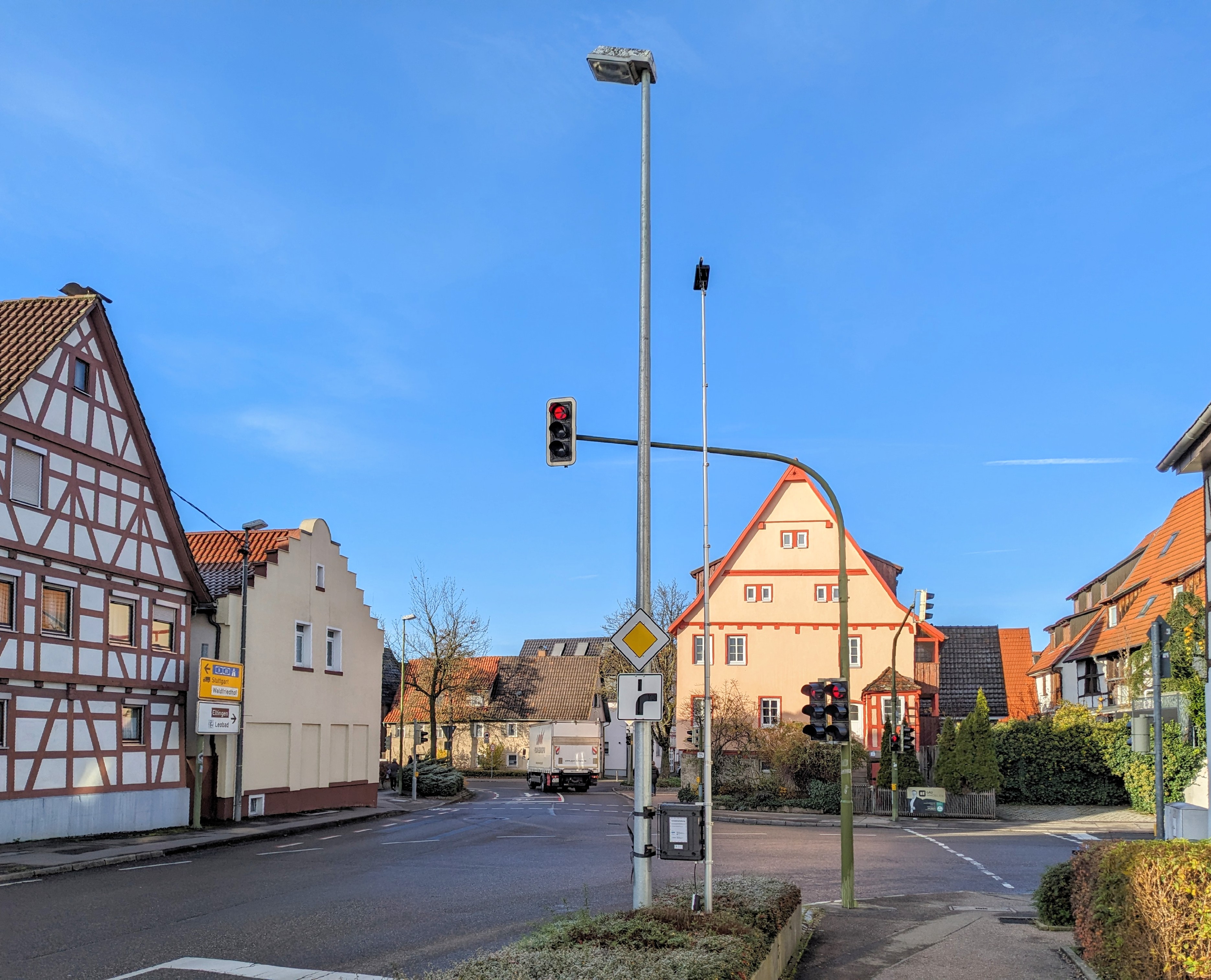 3-armiger Straßenknotenpunkt mit LSA, videobasiertes Verkehrsdetektionssystem an Beleuchtungsmast montiert und im Einsatz